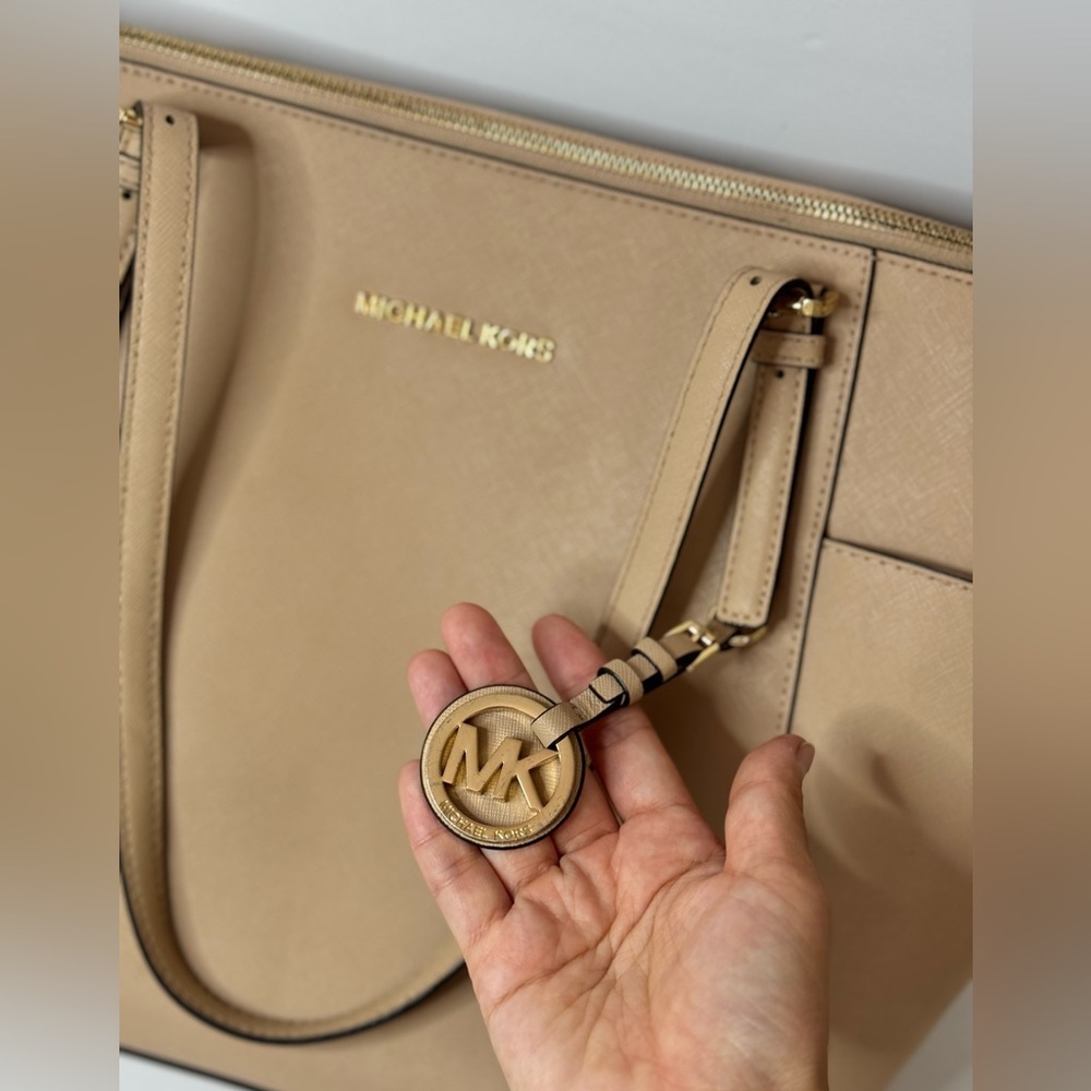 Michael Kors Jet Set Travel Large Tote Oyster Beige Saffiano Leather Top Zip Bag - Picture 3 of 15